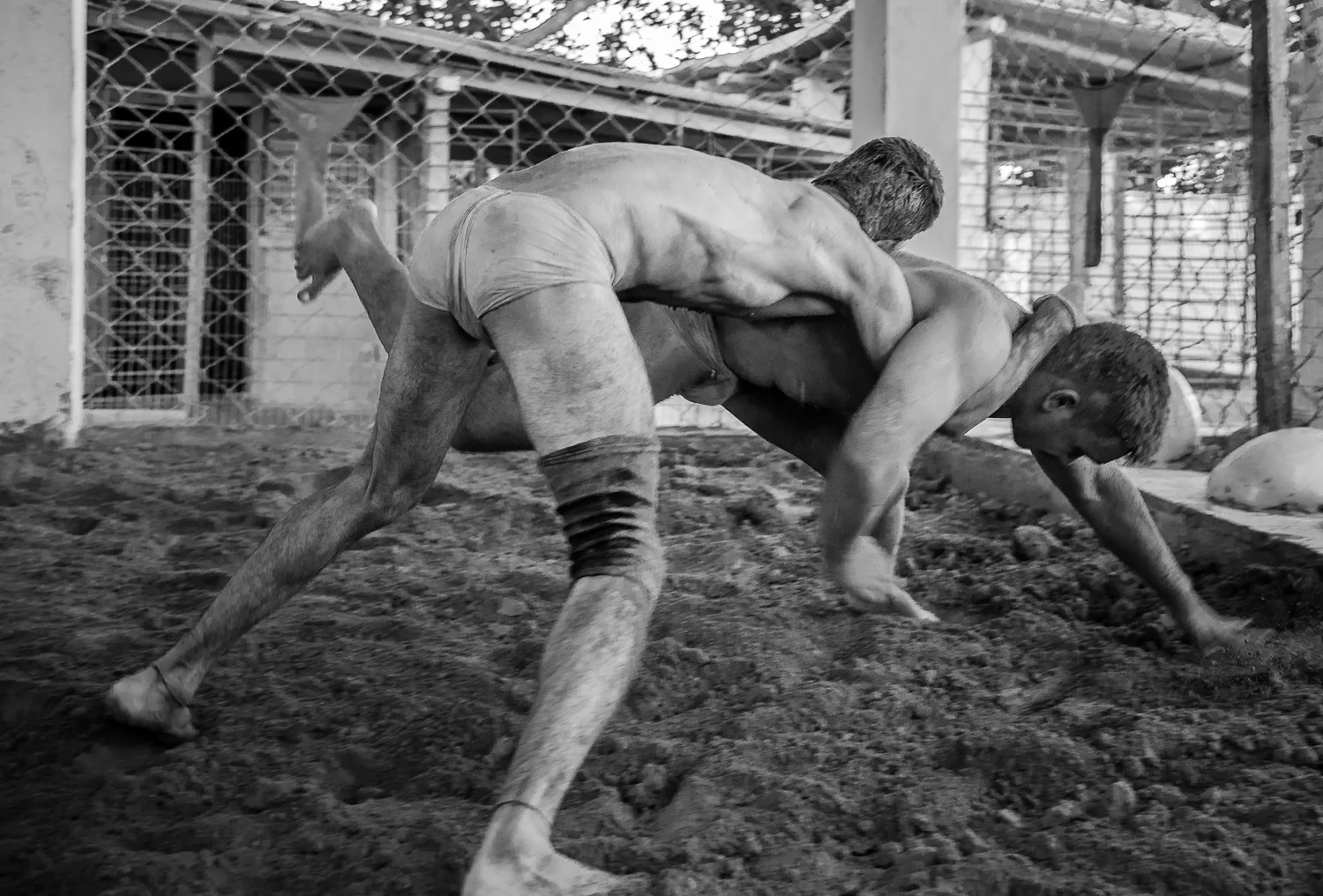 © Ayash Basu. After about 20 minutes, Suraj Kant is close to pinning Gaurav Tiwari down and winning his first round. The opponent's shoulders and hips must both touch the ground in order to secure victory.