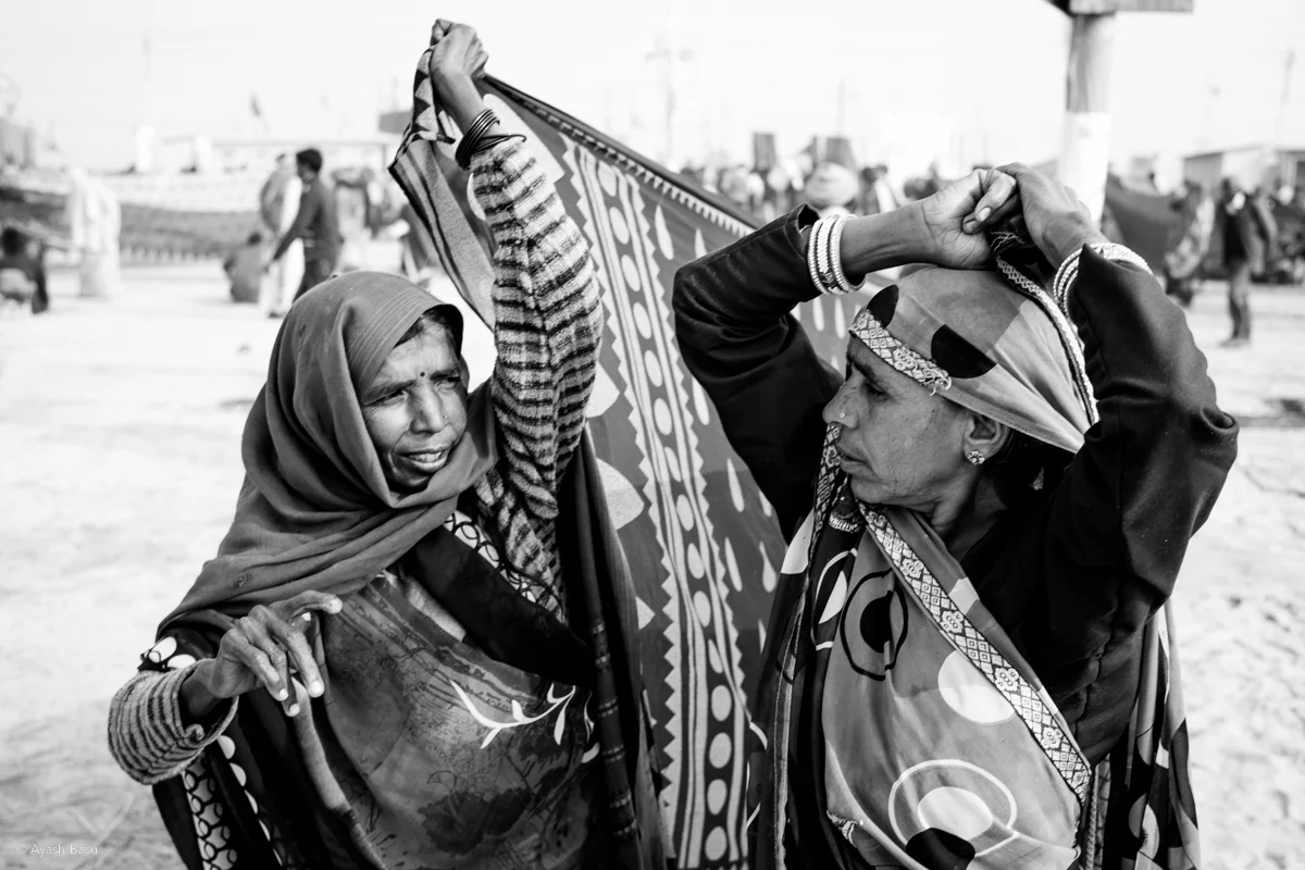 © Ayash Basu. A section of Prayagraj on the banks of the Ganges and the Yamuna turns into a tent city. About 20 million pilgrims could be accommodated at any given point in time. Many pilgrims make arduous journeys over days and weeks on foot to come here for a holy dip.