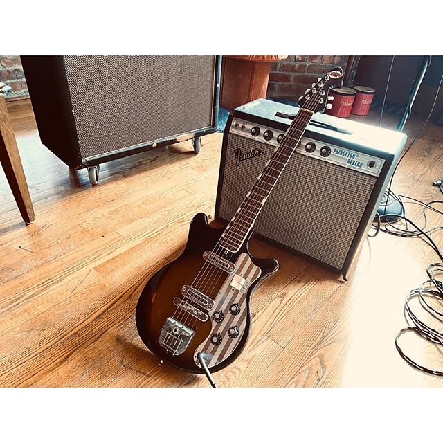 A couple birds just landed and made a new nest here at the Isokon. 65 Teisco ET200 and 75 Princeton Reverb. Nicely paired. #recording #teiscodelrey #teiscoguitar #fender #princetonreverb #silverface #justasgoodasablackfacefender