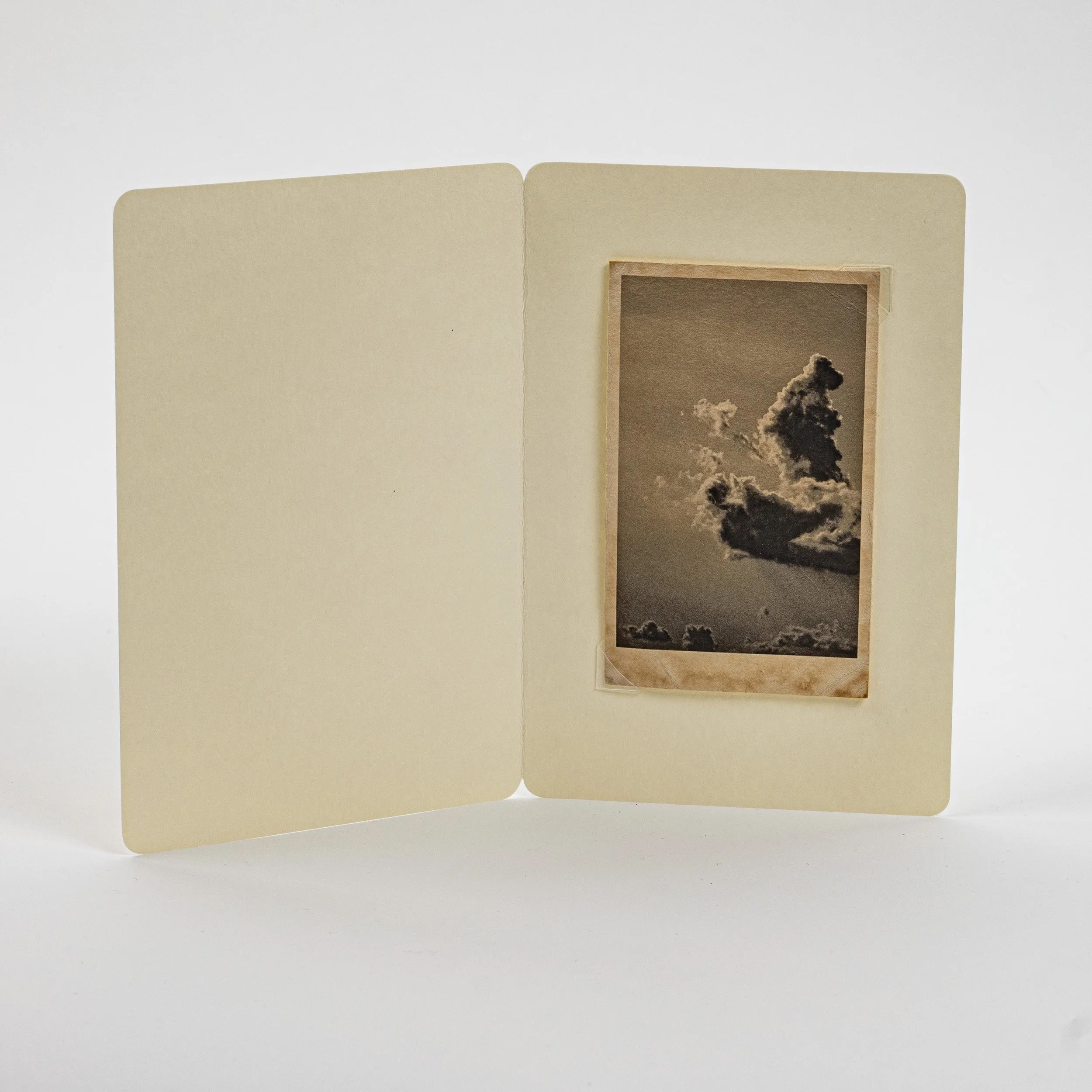  You can leave it in the folio or display it on the included wooden stand. 