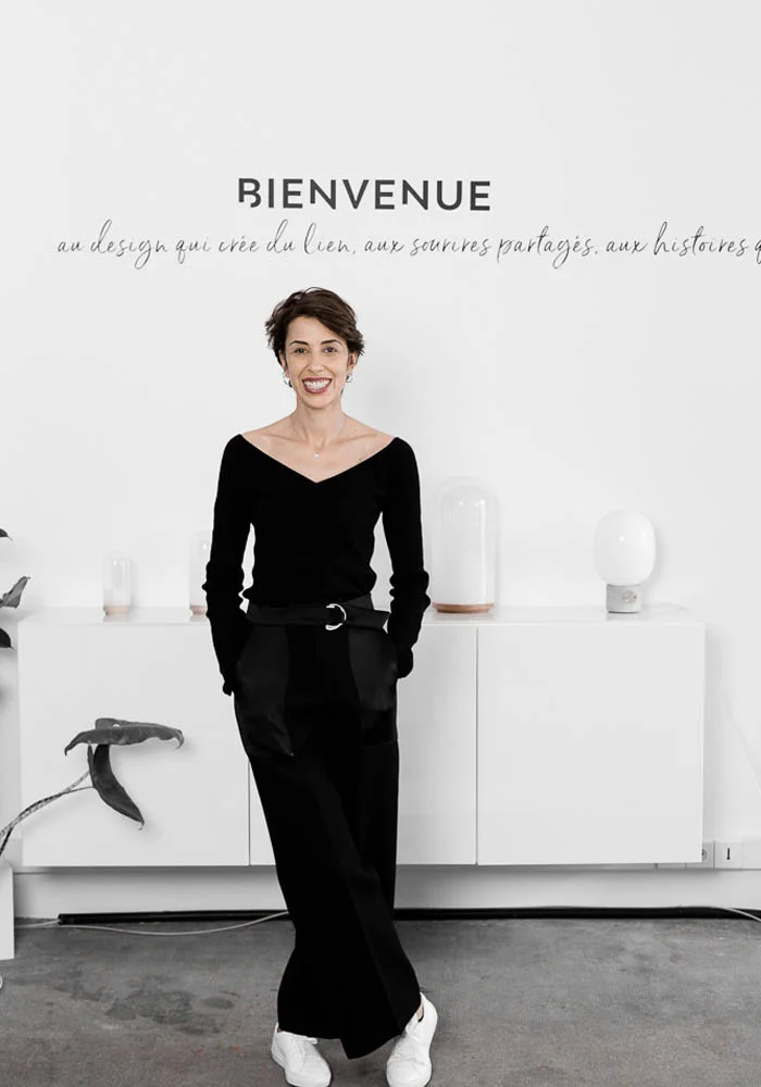 Deborah, Fondatrice de l'agence Bienvenue, Paris Je fais un métier d’image puisque je dirige une agence de création et de design. Je suis donc un peu exigeante en la matière…. Et comme toujours, ce sont toujours les cordonniers les plus mal chaussés : je n’avais pas de photos de moi qui me plaise, avec lesquelles je me sente à l’aise, dans lesquelles je me reconnaisse, tout simplement. Faire un portrait avec Karine, c’est une vraie jolie expérience. Elle prend le temps de préparer, arrive avec des propositions, mais s’adapte aussi très vite au lieu, à la personne, au mood du moment. Elle détecte tout de suite ce qui va marcher en terme de décor, de lumière, d’attitude. Une séance se passe un peu comme un moment avec une amie, à la différence près qu’il y a un objectif dans la pièce. Mais on l’oublie très vite, grâce à son regard bienveillant. Avec son style assez minimaliste et contemporain, elle parvient à capter l’essence de la personne, son attitude, à rendre l’image vivante et spontanée. Du coup, on fait l’impasse sur nos petits défauts, on ne se focalise sur rien, car l’image donne plutôt à voir une présence, une énergie. En bref, c’est un joli moment que je recommande, qui donne de la confiance et apaise la relation que l’on a avec l’image de soi. D’ailleurs, j’ai assez envie de demander à Karine de prendre en photo ma fille de 12 ans, pour qu’elle ait un beau souvenir de cet âge si particulier.