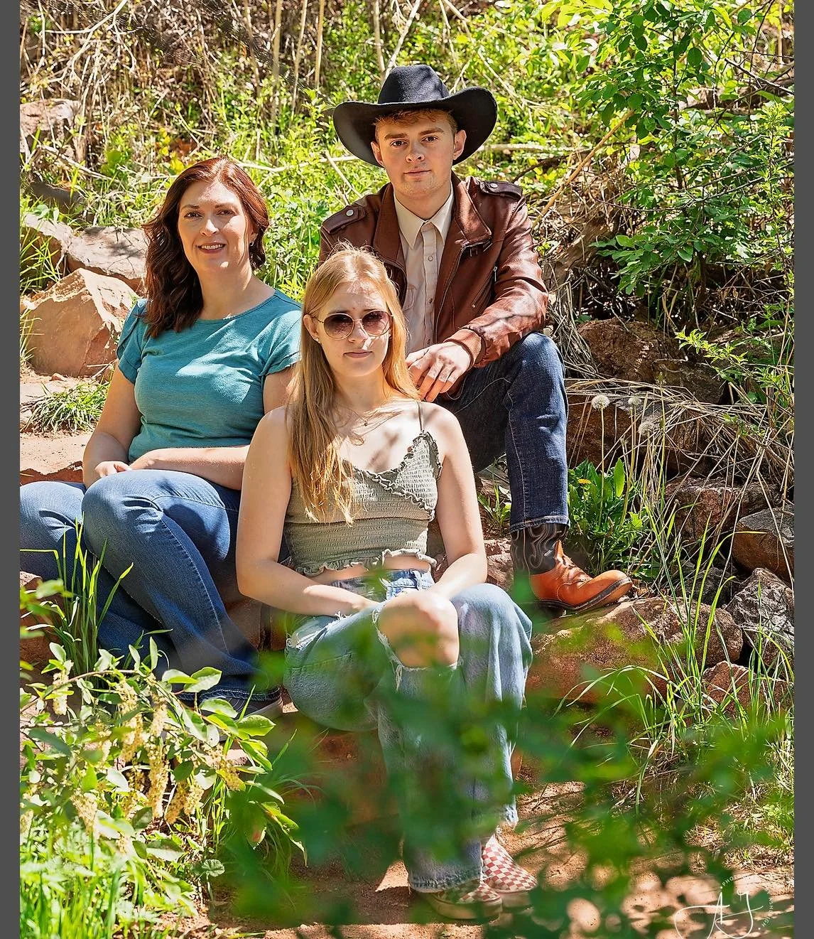 Only one portrait session left for 2025 &mdash; and after that I&rsquo;m fully booked until February! 🖤
If you&rsquo;ve been thinking about getting updated family photos, now&rsquo;s the time to grab that last spot before it&rsquo;s gone.

Send me a