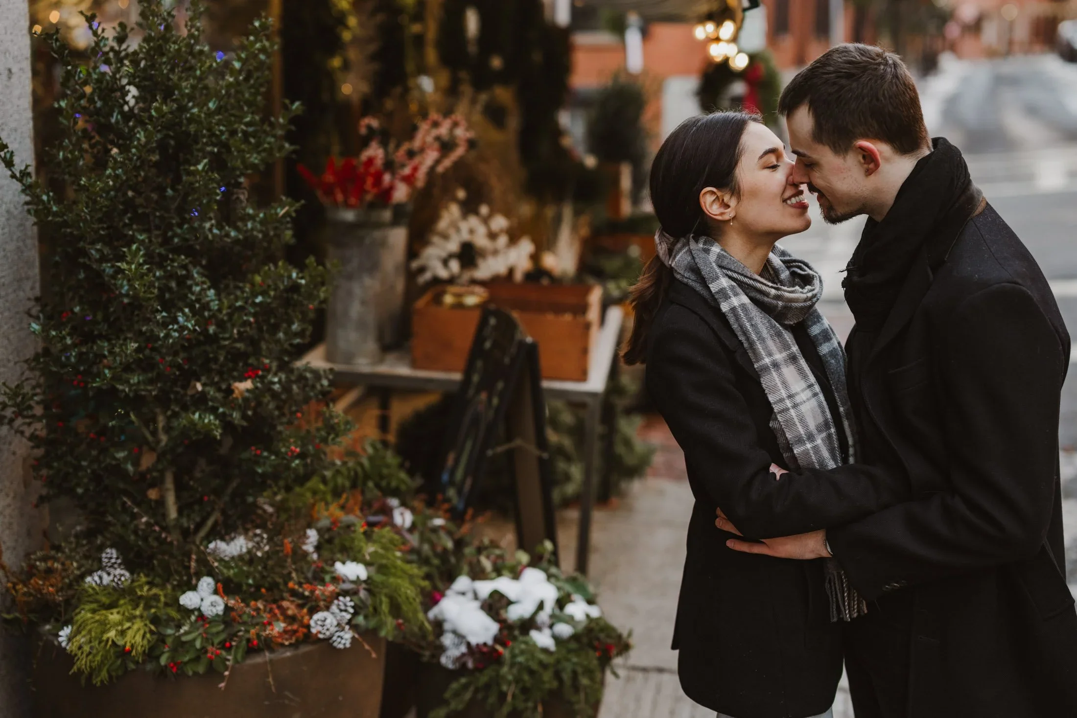 Winter Engagement Sessions in Beacon Hill: Brownstones, Lights, and Holiday Magic