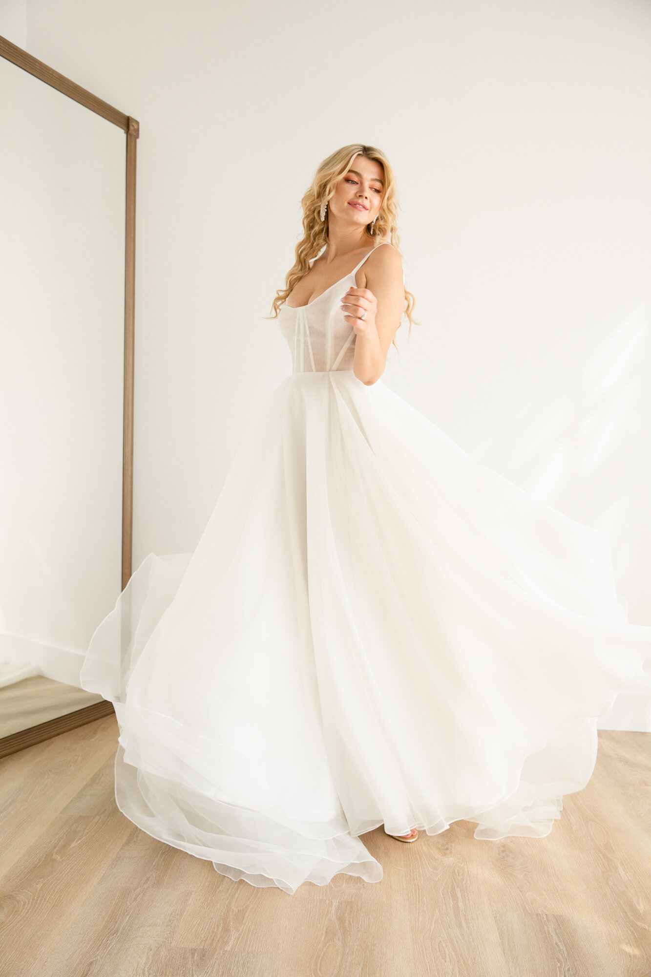 Sarah_Gown_Organza_Ballgown_Plus_Size_Bridal_Wedding_Dress_Rebecca_Schoneveld_Bridal_3749.jpg