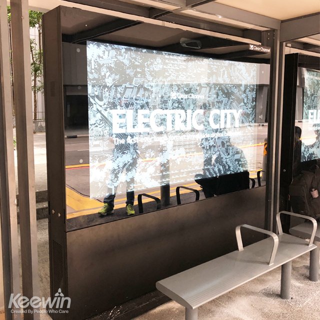 新加坡户外86寸双面液晶显示公交站台广告机.jpg