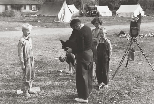 Dorothea Lange with migrant children in California, 1935. © Rondal Partridge Archive.