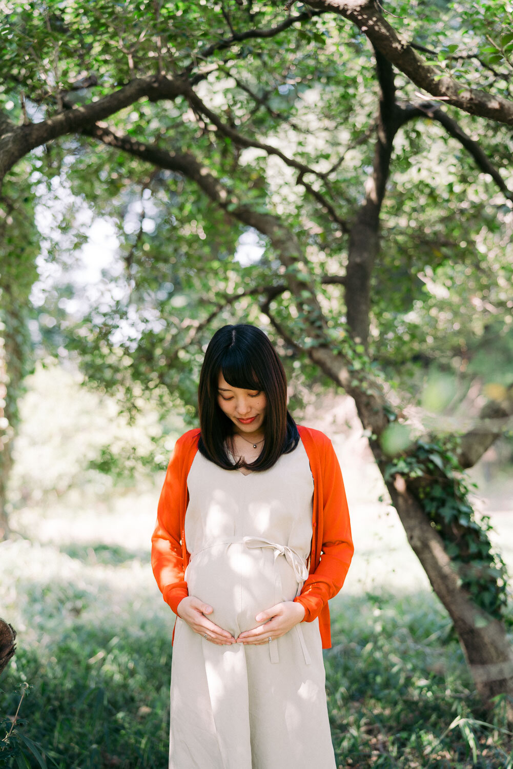 Maternity portrait surrounded by nature in Tokyo