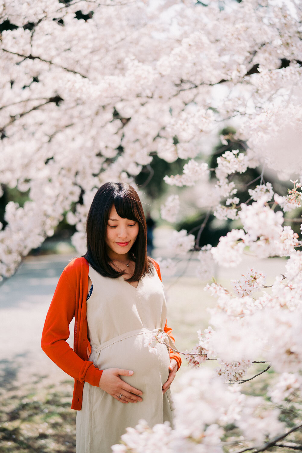 Maternity portrait surrounded by nature in Tokyo