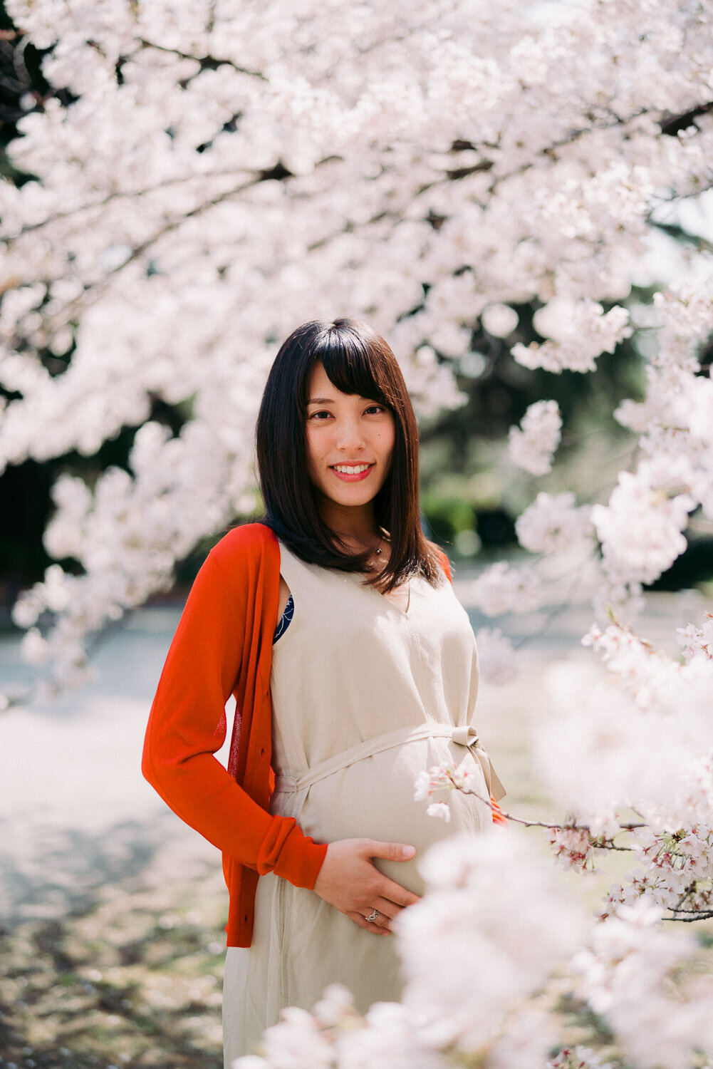 Maternity portrait surrounded by nature in Tokyo