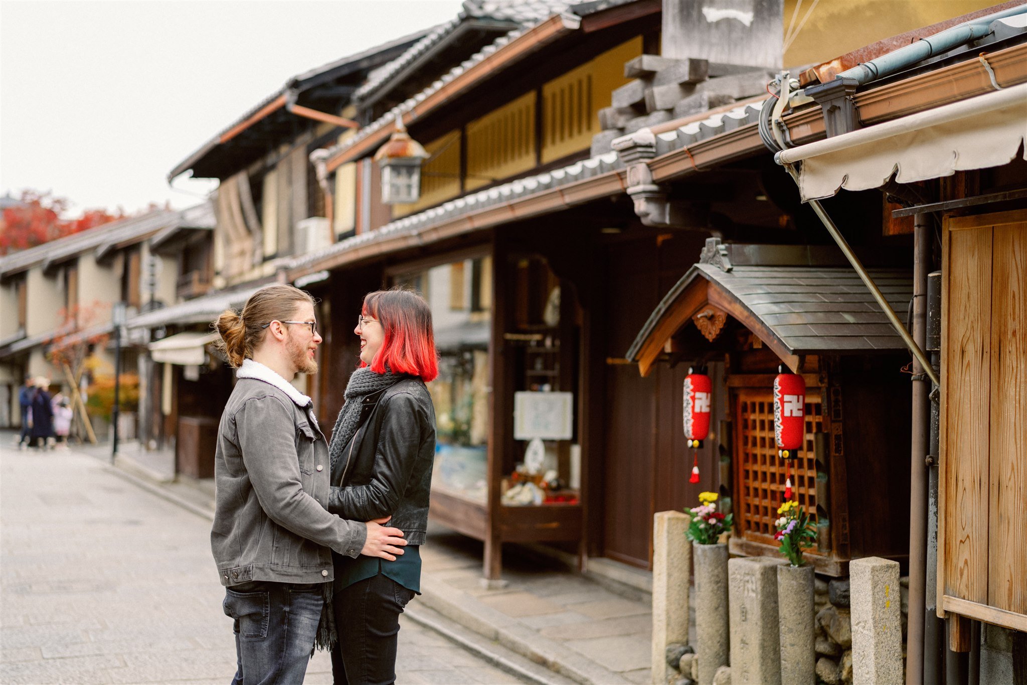 Couple during their elopement in the charming streets of Kyoto. 