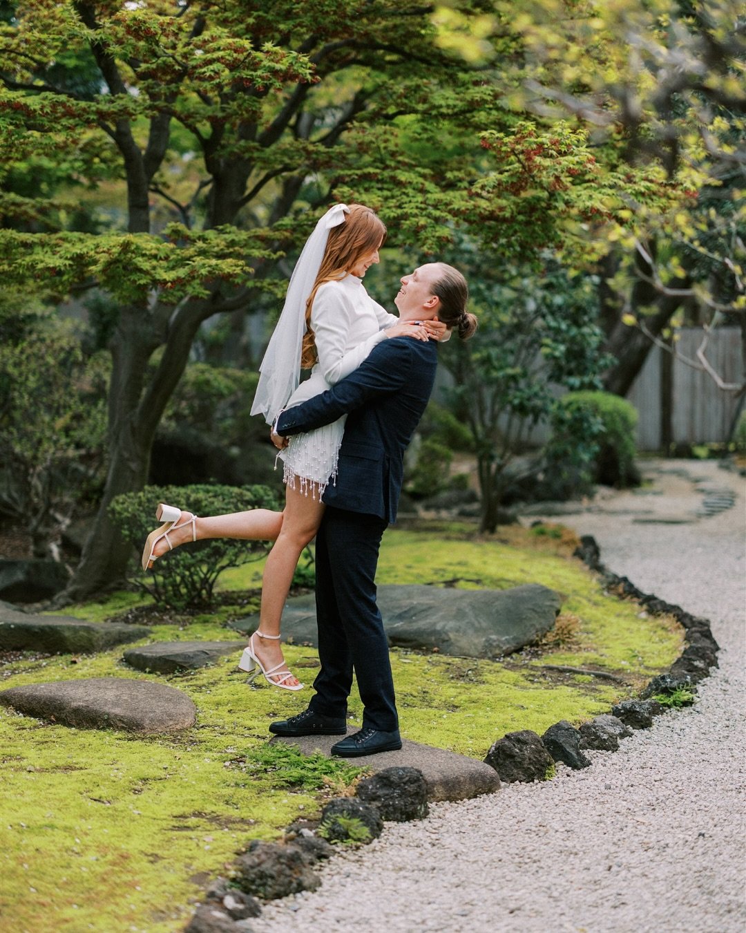 A beautiful elopement day that started in the quiet charm of a traditional Japanese tea house and garden, 
 then we headed into the heart of Tokyo for some fun cityscape shots, capturing that perfect mix of old and new Japan.

Such a special day with