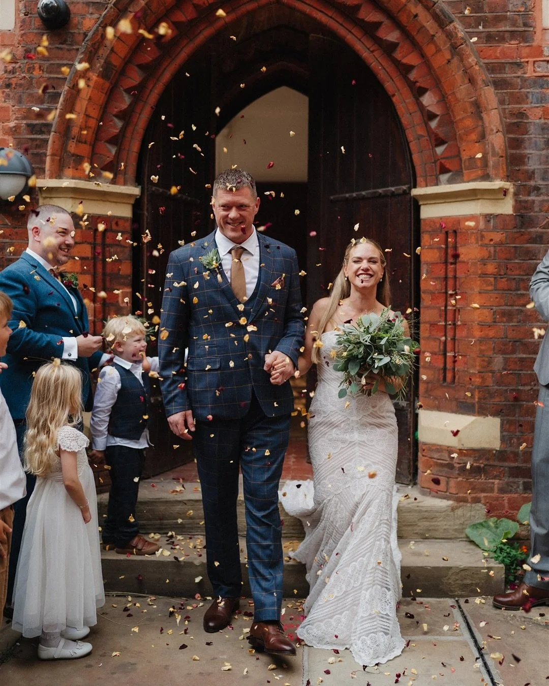 Capturing the magic of this London wedding, complete with a special shoutout from the Underground staff 🖊️✨ 

Huge thanks to @TfL for adding an extra touch of joy to the day!

#internationalweddingphotographer #destinationweddingphotographers #londo