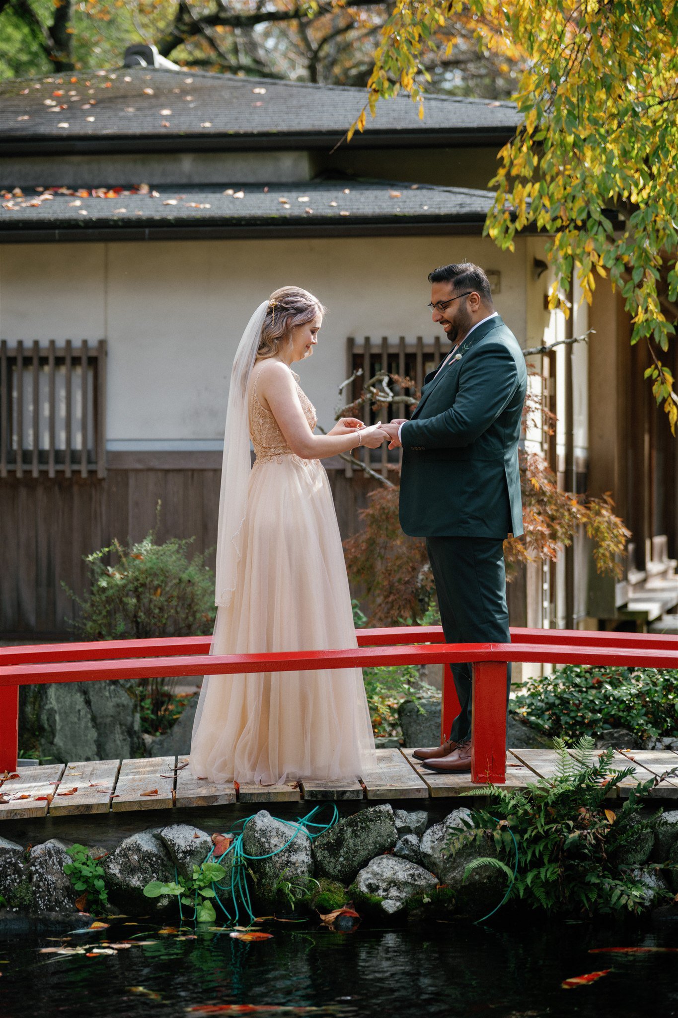  red bridge autumn wedding photography Japan 
