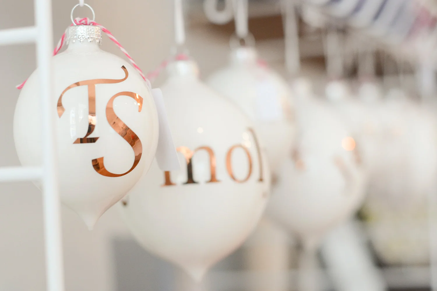 Weihnachtskugeln mit Goldfolie beklebt. ab 9.-€