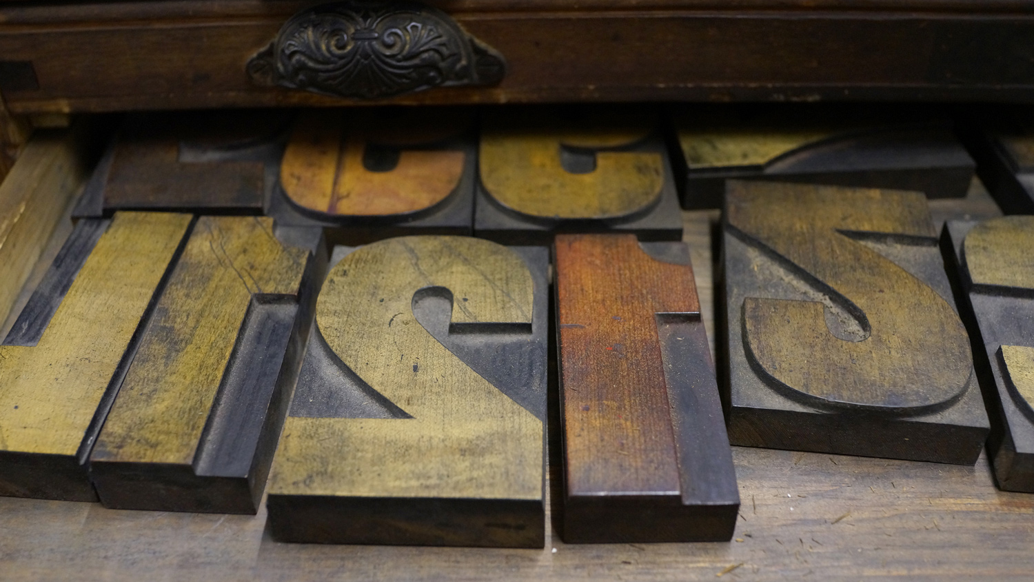 Woodtype waiting for use in the type cabinets (© Richard Small)