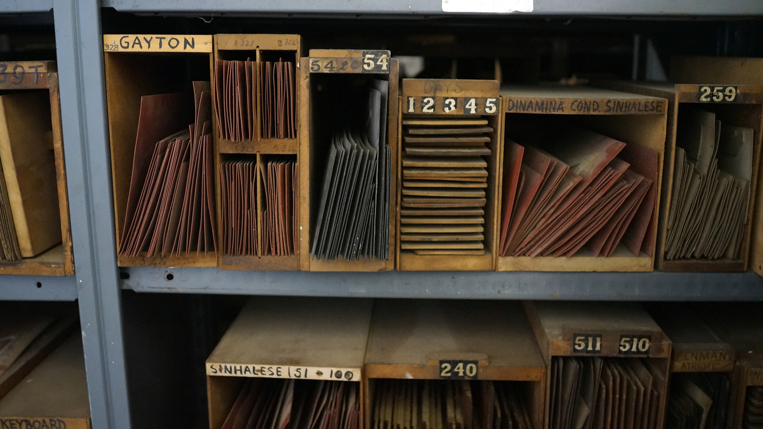 Shelves of DeLittle woodtype patterns (© Richard Small)