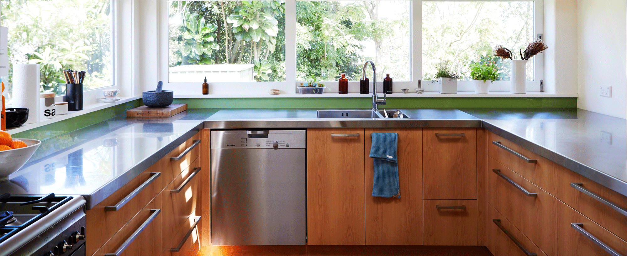 Lone-Kauri-Construction-Renovations-Hero.gif