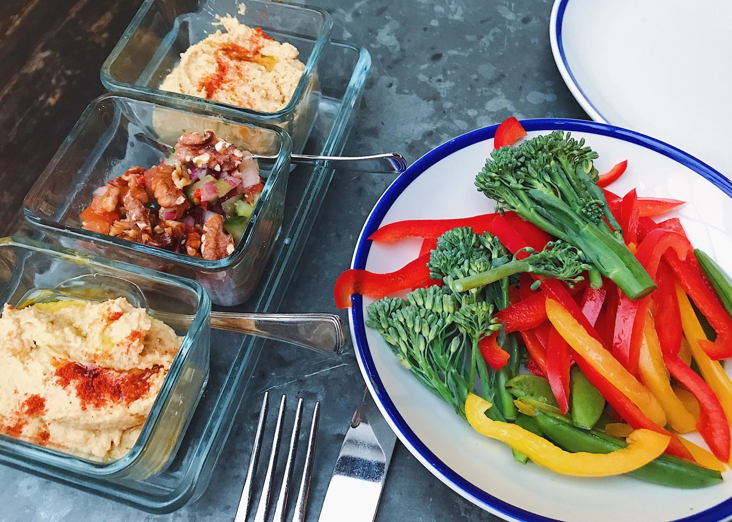 Turkish sampler Hummus⁄muhammara⁄pink sultan with crudités