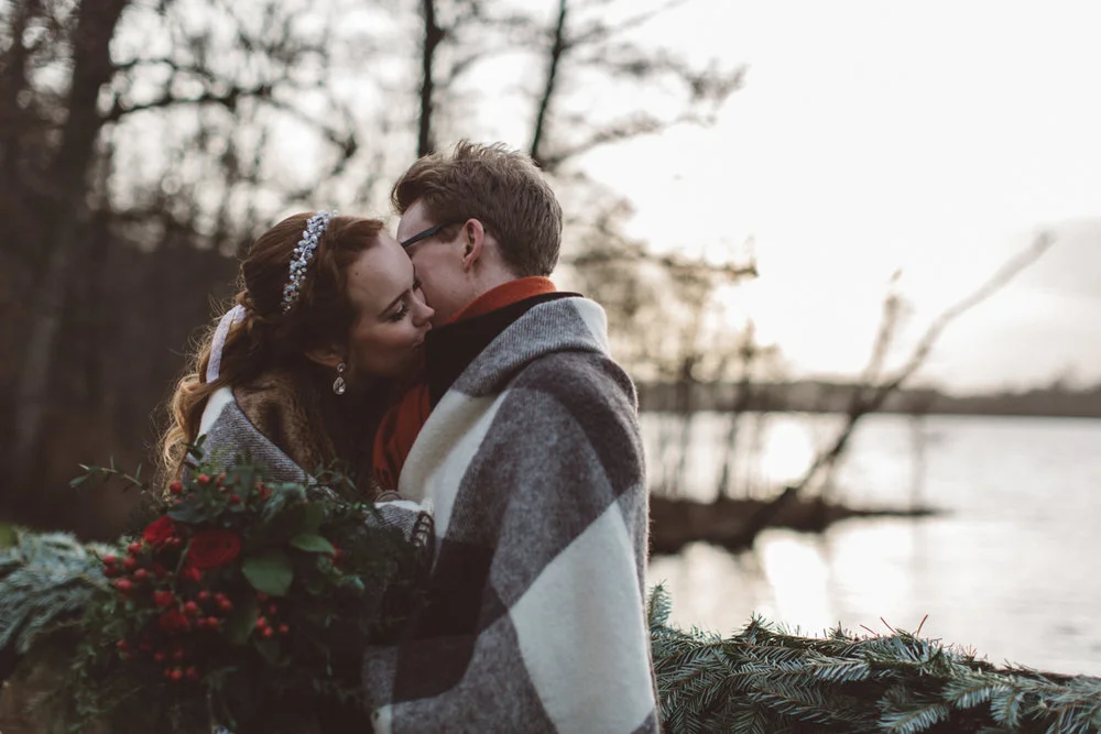 Vinterbröllop med vigsel i smedja: Tore och Pernilla