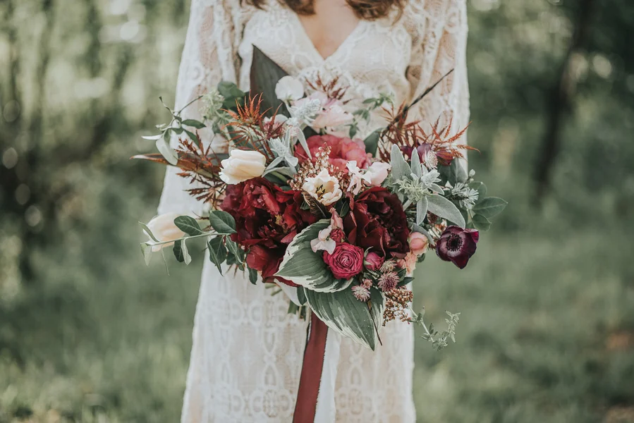 Bohemisk bröllopsinspiration med yvig brudbukett