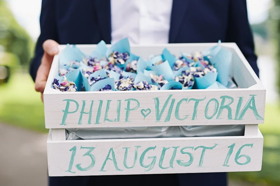 Kasta torkade blomsterblad på bröllopet