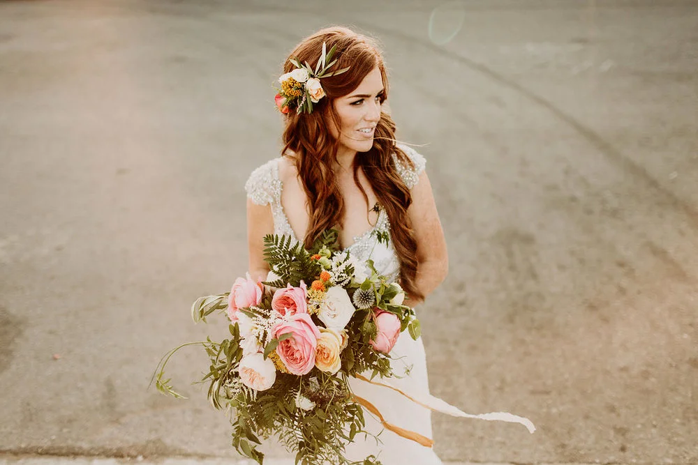 Olika alternativ av blomsterkransar till bröllop