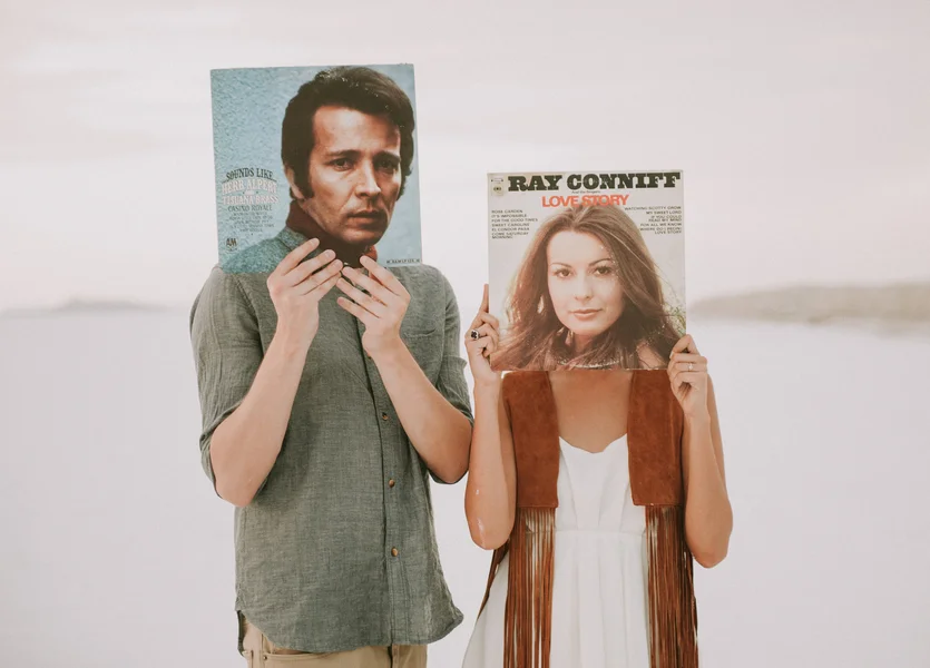 Minimalistisk och lekfull förlovningsfotografering i Bonneville Salt Flats