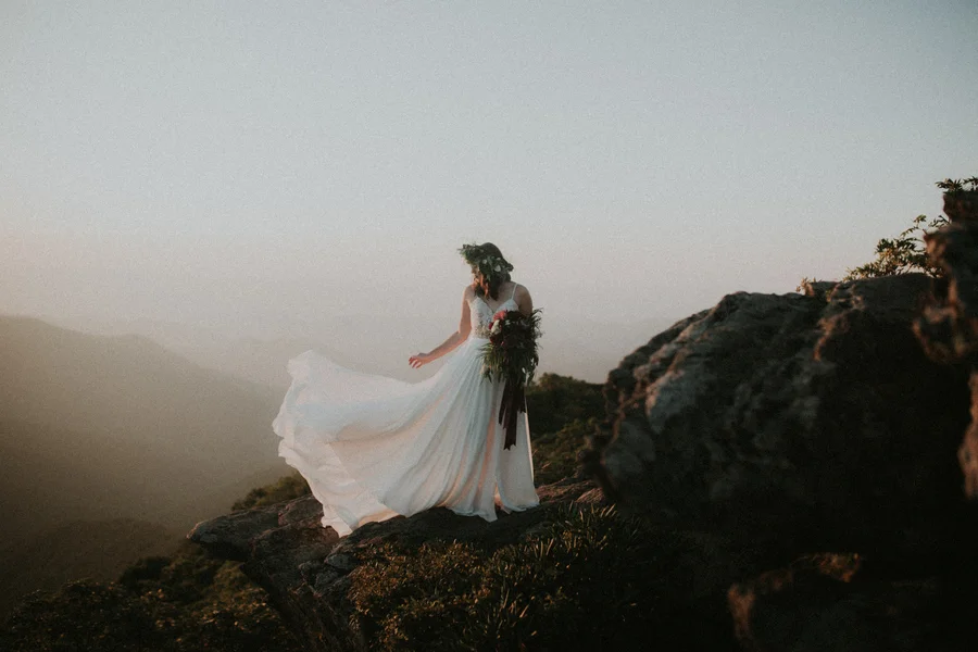 Dramatisk bröllopsinspiration med brudbukett i mörka nyanser