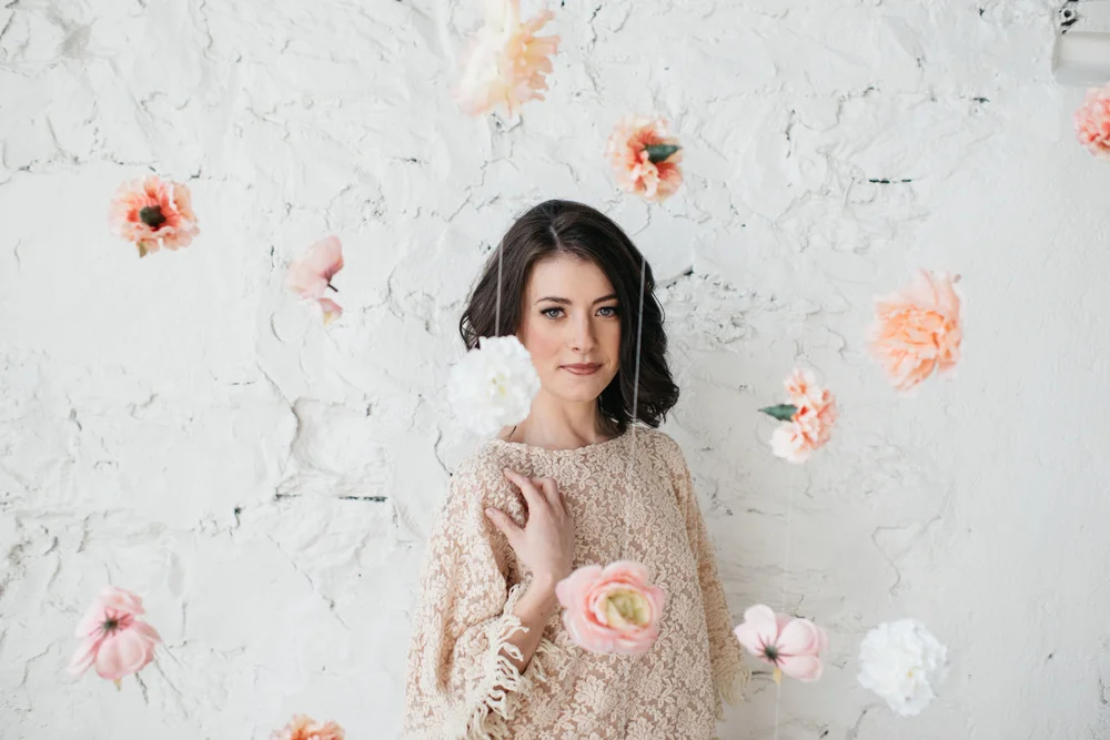 Lekfulla boudoir-porträtt