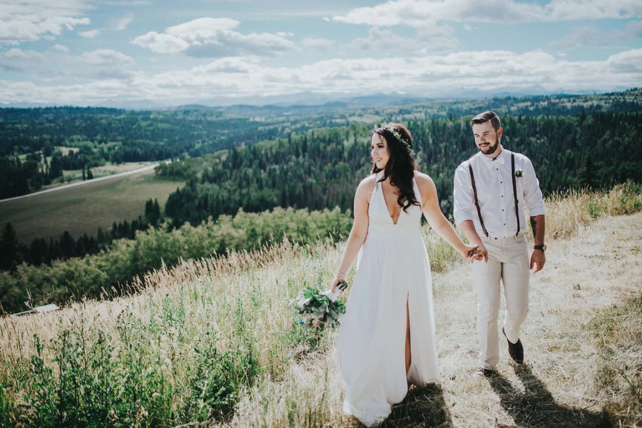 Avslappnat bröllop vid foten av Klippiga bergen