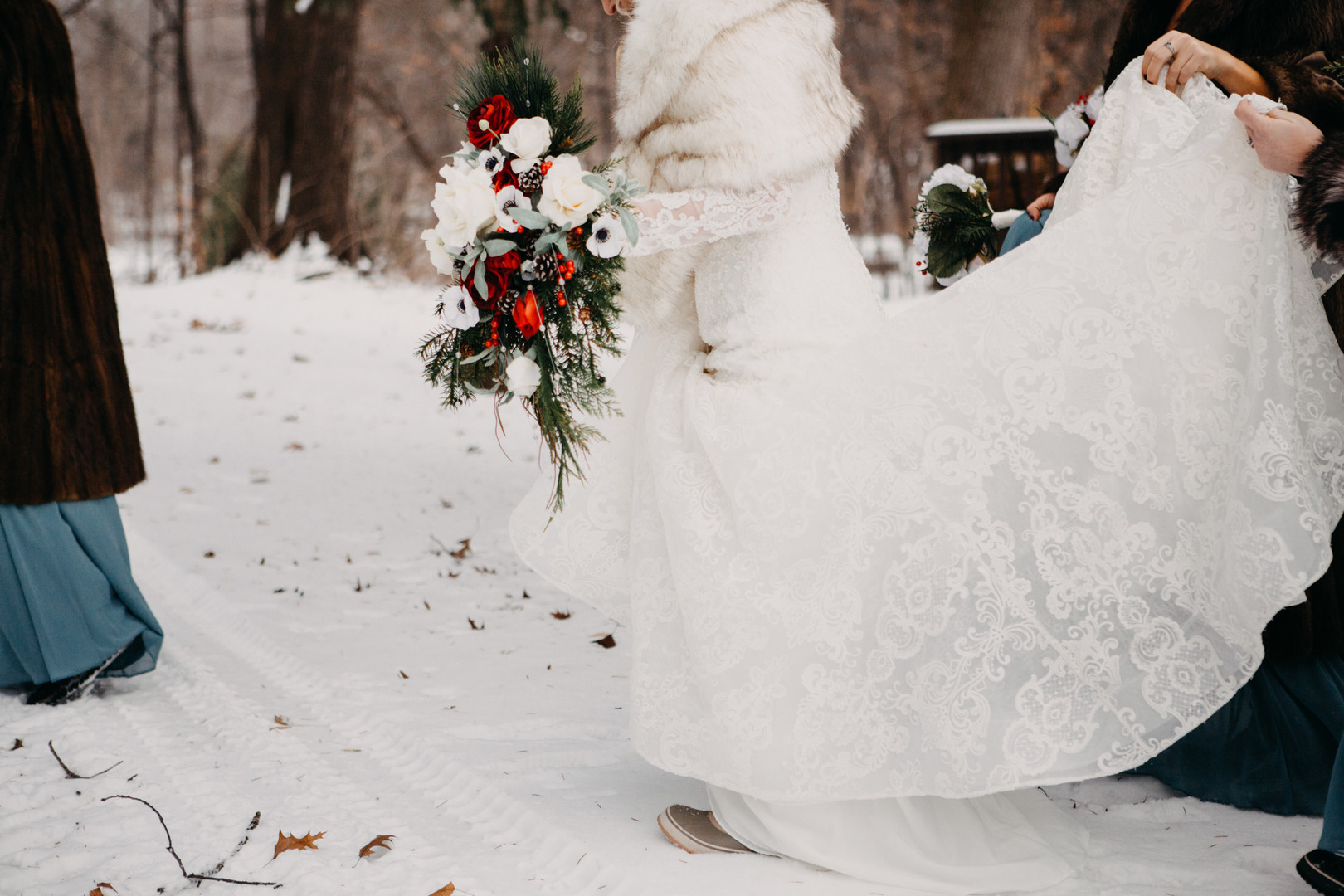 Parins_Holley_EileenKPhotography_MinnesotaHorseHuntClubWeddingWinter022_big.JPG