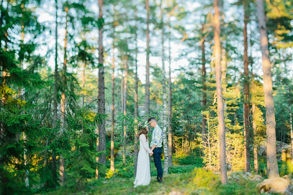 Soligt och färgglatt skogsbröllop: Outi och Masa