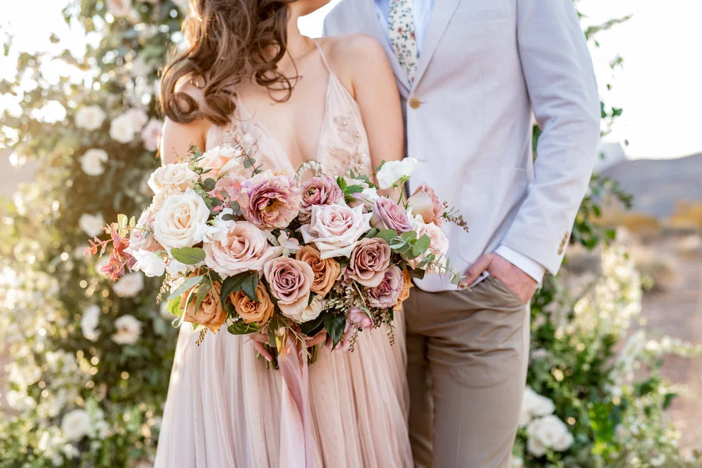 Stylad Bröllopsfotografering I Öppet Landskap I Toner Av Lavendel Och Rosa