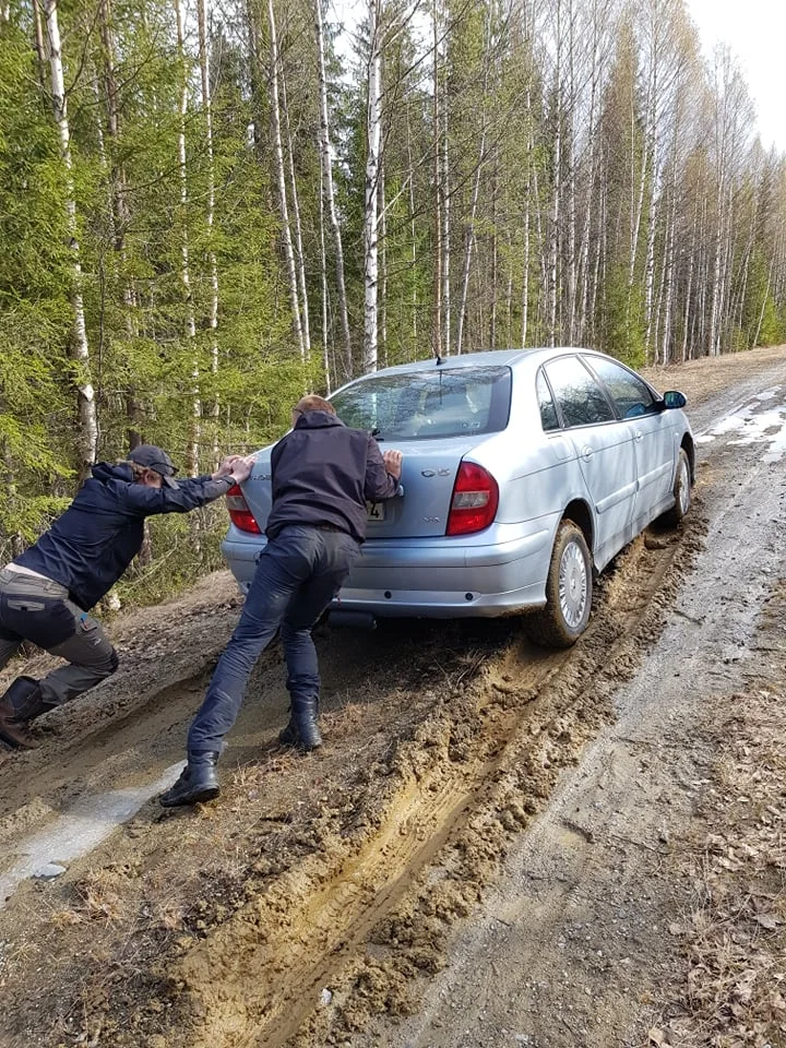 När vi skulle åka därifrån hade tjälen i marken släppt och vägen var minst sagt geggig, haha. Tur att vi var många som kunde knuffa på.