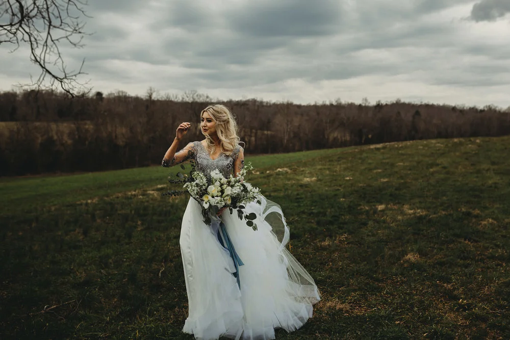 Inspiration Till Höstbröllop Med En Färgpalett I Blått, Silver och Guld