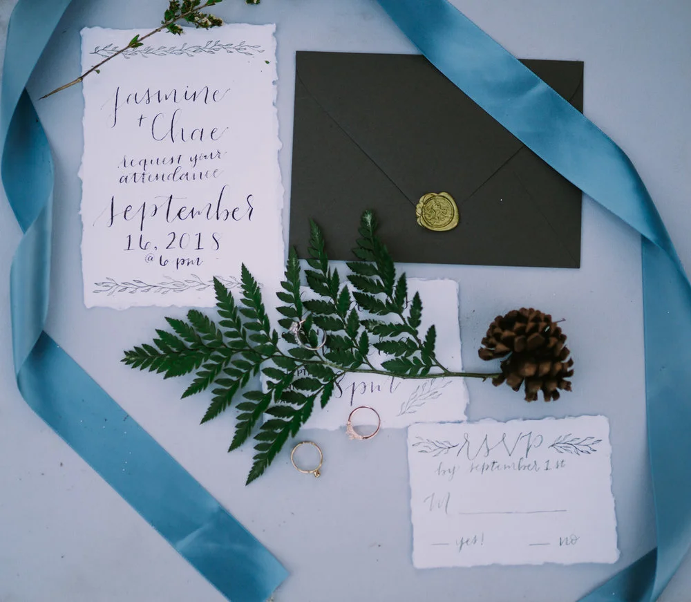 Fotograf: Dan Bushkin Photography . Kalligrafi: Lovely Letter Collection .