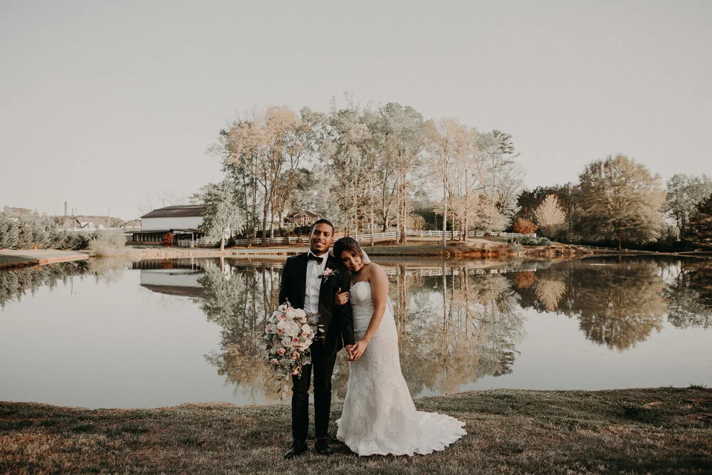 Aprilbröllop i Georgia med Utomhusvigsel: Erika + Javier