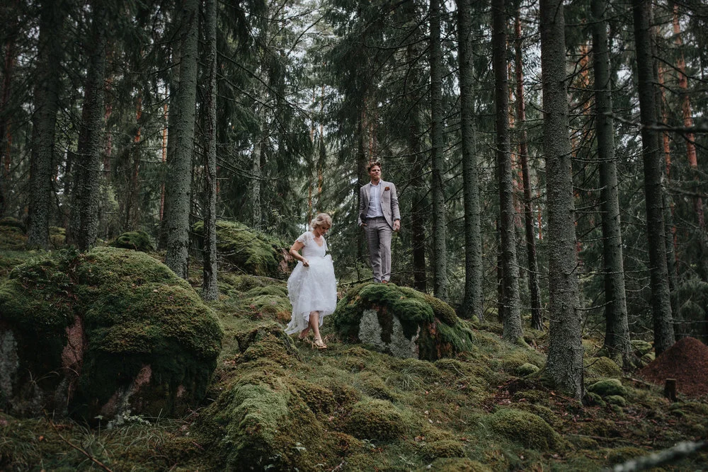 Lantligt Bröllop i Lada med Bohemiska Detaljer: Emelie + Robin