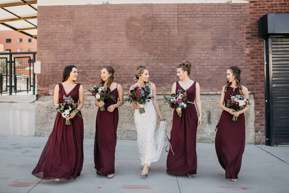 Elegant Bröllop i Stadsmiljö med Vigsel och Fest i Industriell Loka