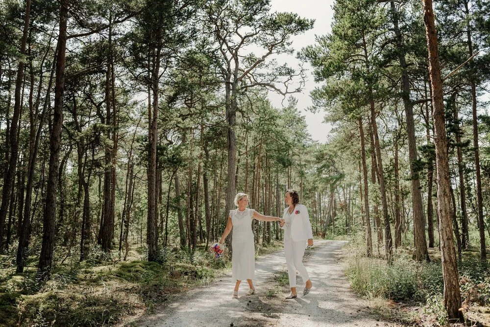 Spontant Sommarbröllop På Gotland: Sofi + Mirjam