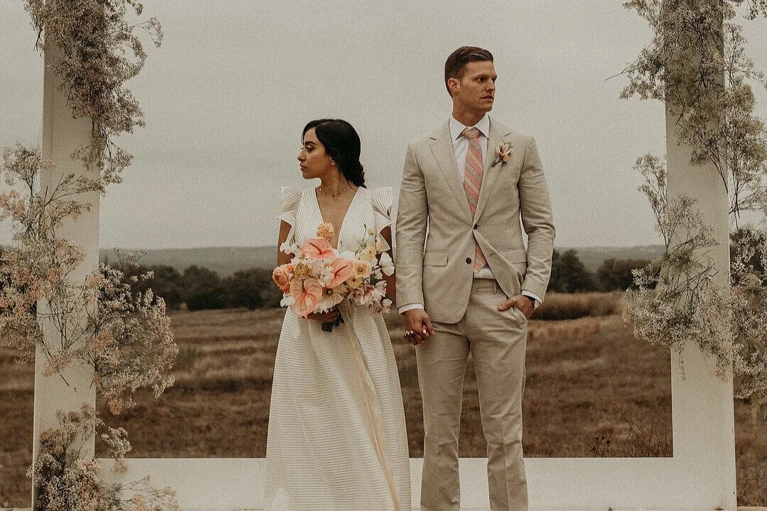 Stilrent Bröllop Med Små Detaljer och Persikofärgad Färgpalett