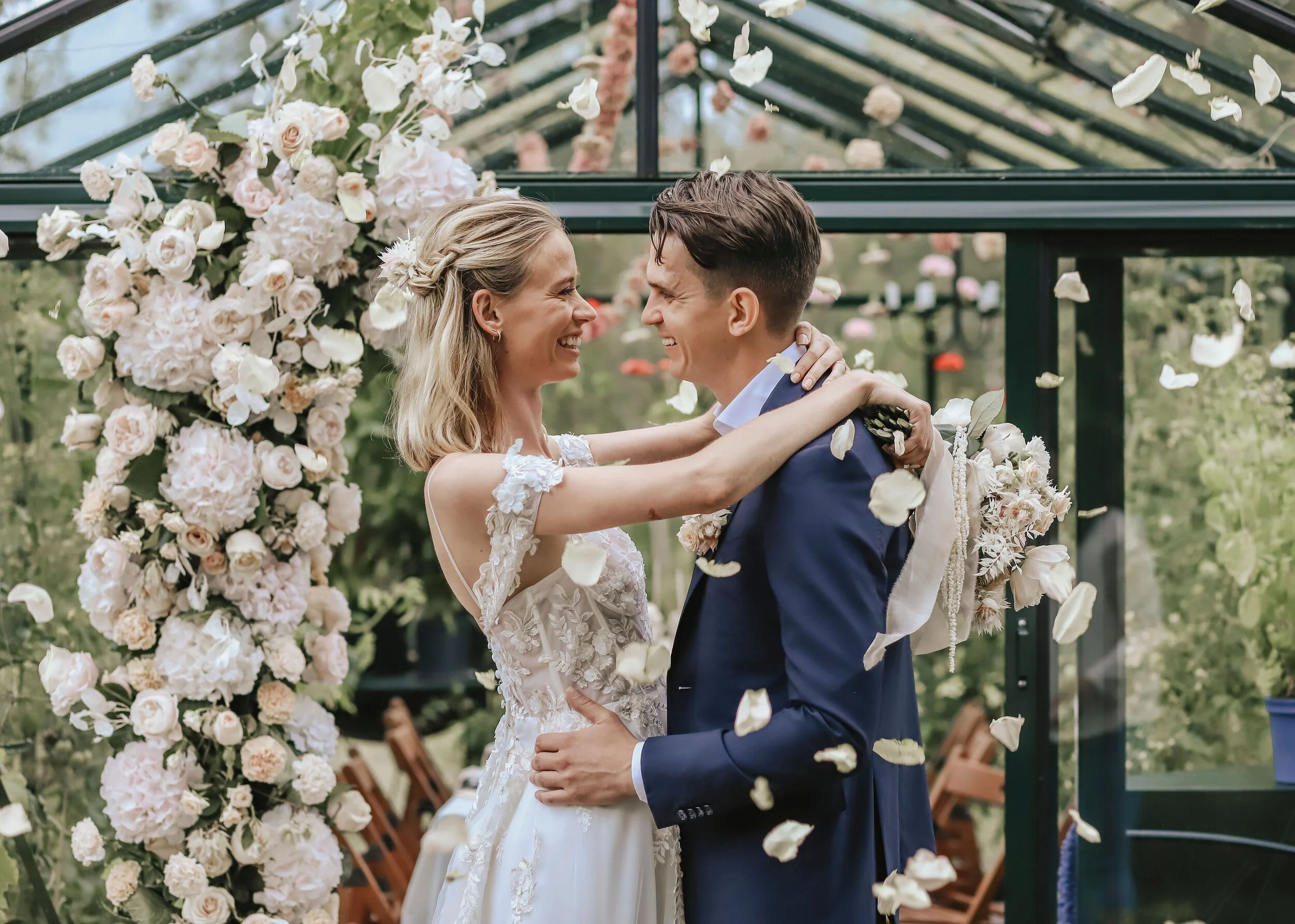 Stylad Bröllopsfotografering Med Romantiskt Blomstertema I Växthus