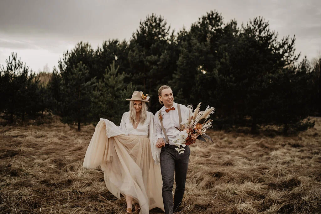 Bohemisk Bröllopsinspiration Med Beige Tyllkjol Från Ellen Marie Bridal By Sisters in Law