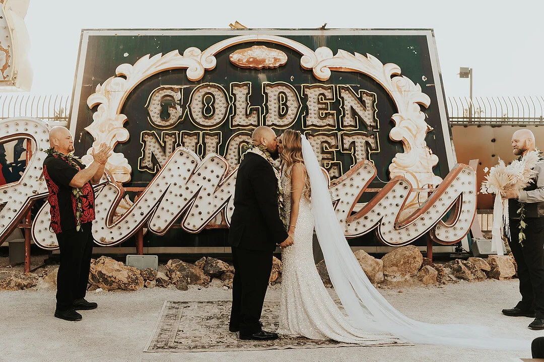 Las vegas-Bröllop Med Glam Och Vigsel Bland Neonskyltar