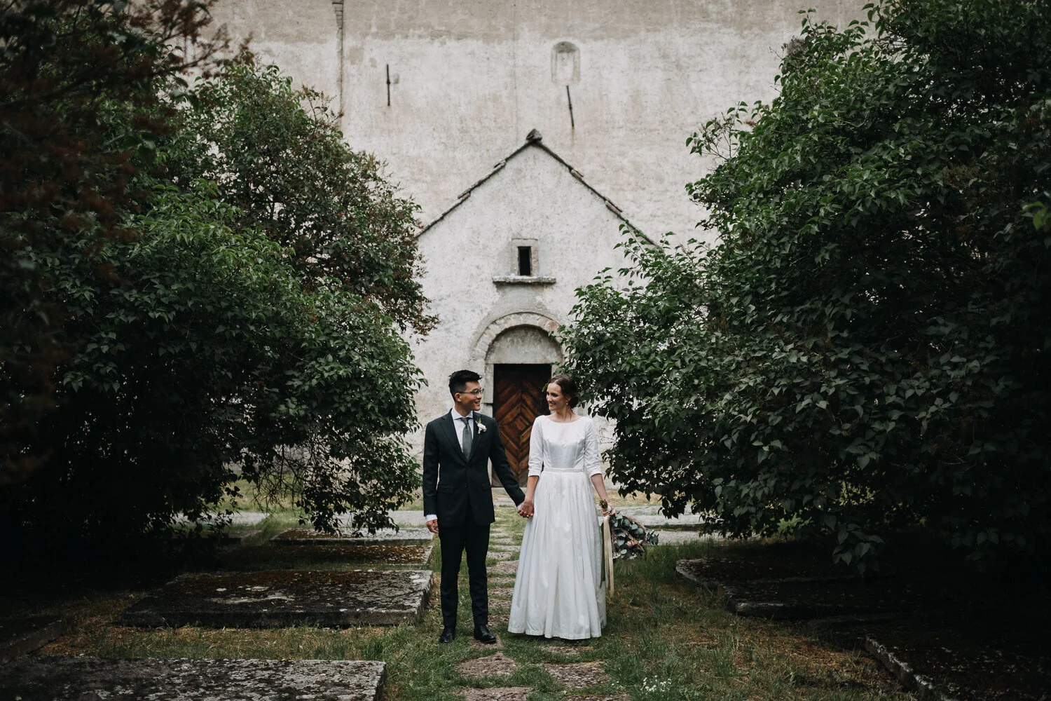 Junibröllop i Rustik Kyrka på Öland: Ioana + Joshua
