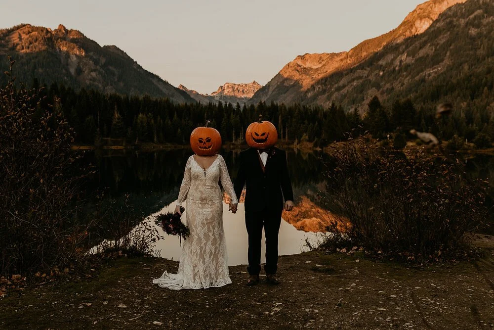 Halloweeninspirerat Elopement: Courtney + Casey