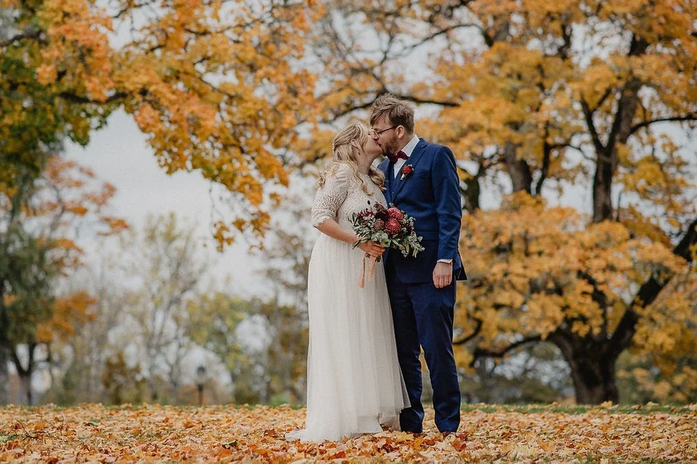 Oktoberbröllop Med Trädgårdsvigsel: Jenni + Johan