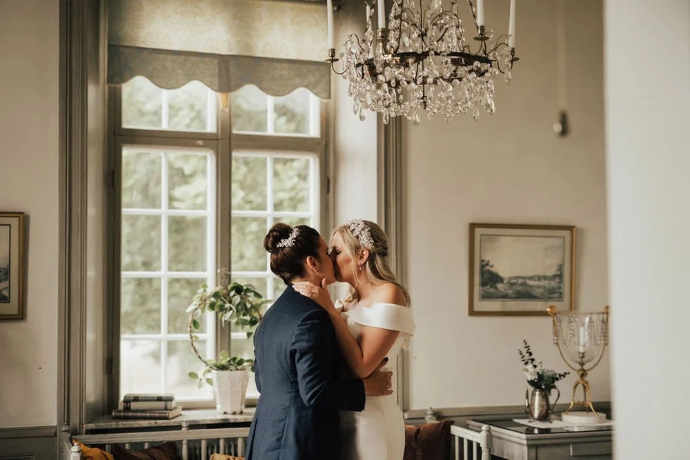 Lyxigt Sensommarbröllop I Slottsmiljö: Paulina + Emelie