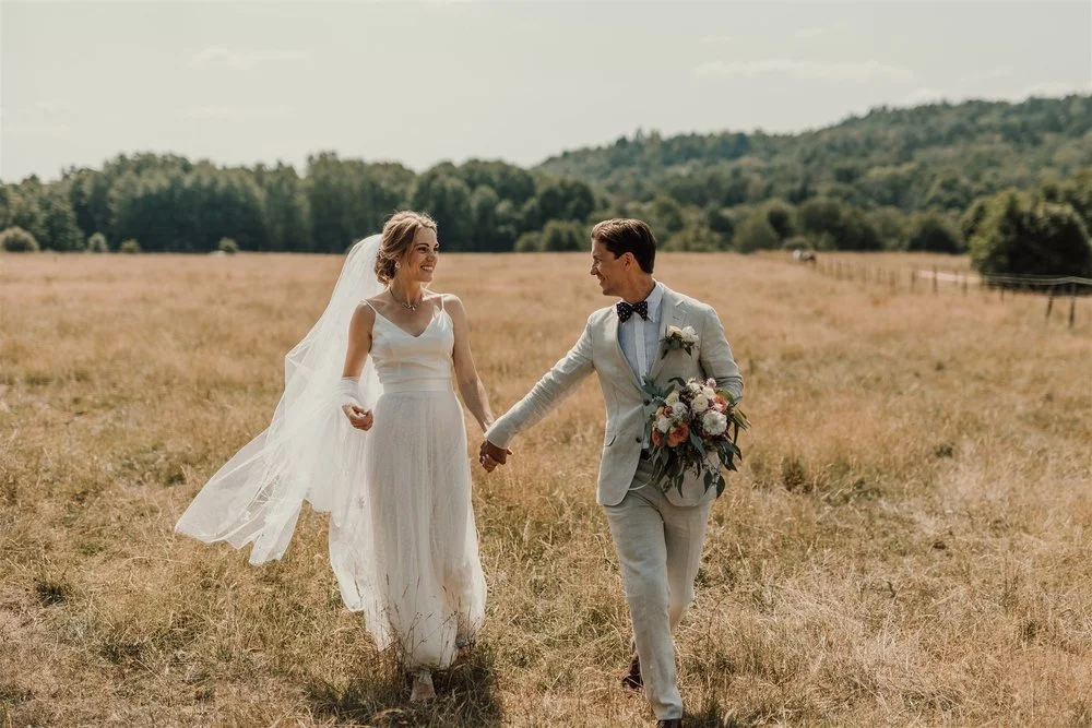Avslappnat Och Somrigt Gårdsbröllop: Julia + Richard