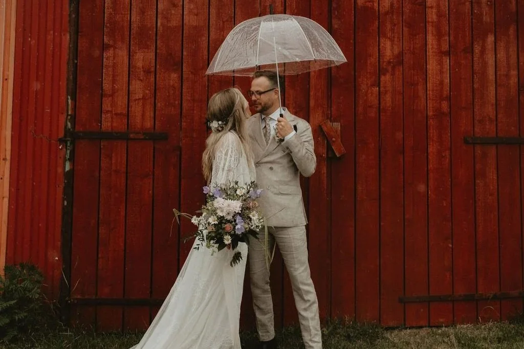 Regnigt Junibröllop I Rönnås Lada: Fanny + Simon